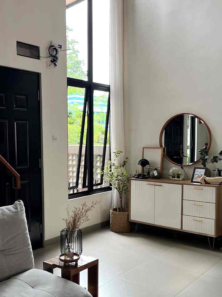 Area mini foyer dari berbagai sisi ✨
Salah satu best buy loose furniture di rumahmaknaa adalah credenza ini karena desainnya sesuai selera aku. Sayangnya sekarang produk ini udah discontinue 🥲.

Btw, sekarang ada aquarium di credenza ini. Tapi ikan yang bertahan cuma satu 🫣. 

#CatInterior #GraniteTile #LantaiAbu #Credenza #RoundMirror #KacaBulat #KacaJati #OliveTree #SofaAbu #MiniFoyer #Dekorasi #CerminJati #JapandiIndustrial