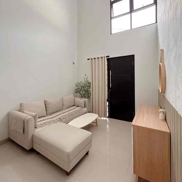Living room jadi tempat favorit buat nonton dan siapsiap sebelum pergi 😍 yappp karna ada kaca diatas kabinet sangat bermanfaatt buat rapihin muka sebelum otw! 
Selain dikamar kaca juga dibutuhkan di ruang tamu, betull ga ? 

#catnipponpaint #mejalipat #gordenblackout #pohonberinginvarigata #relgorden #kaintenun #kabinet #kacabulat #catmowilex #sofaminimalis #livingroom #ruangtamu #ruangtamuminimalis 