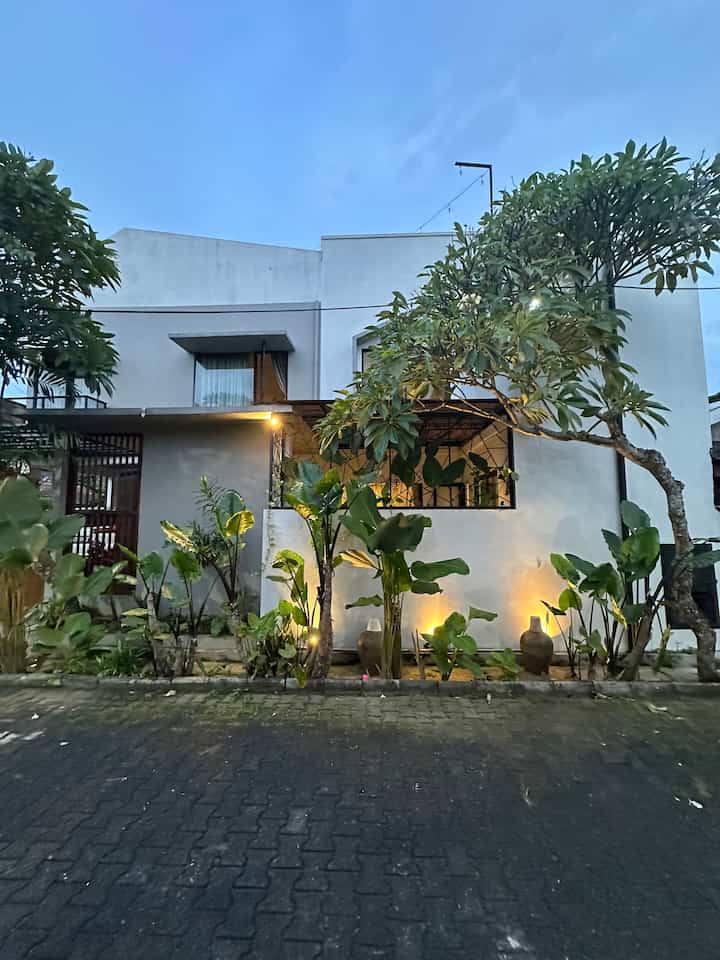 Hi Semua,

Ini adalah fasad ku yang sangat minimalis, tanpa terlihat adanya atap. Untuk warna cat pun kami  menggunakan warna yg minimalis yaitu putih dan abu semen, sdgkan pada pagar dan kisi kisi menggunakan warna coklat kayu. Semoga menginspirasi ♥️

#grc #outbow #lamputaman #lampusorot #aquaproof #abusemen #pagargrc #atapsolarflat #fasadminimalis #fasadindustrial #industrial