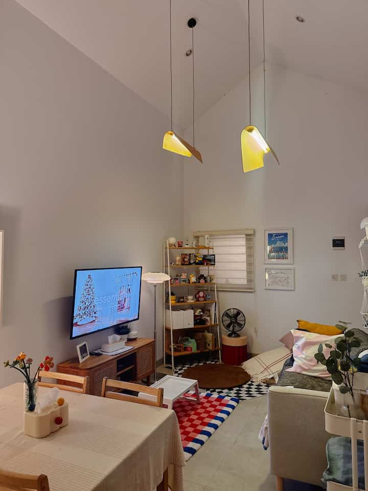 Suasana Living Room Openspace di Malam hari
—
Konsep openspace sangat cocok digunakan untuk mengoptimalkan lahan yang terbatas, untuk menciptakan ambience yang nyaman di malam hari, kami menggunakan beberapa jenis lampu diantaranya adalah hanging lamp, standing lamp dan table lamp dengan warna lampu warm white dengan intensitas cahaya yang redup agar tidak menyilaukan mata saat beraktivitas di malam hari🌙🌝
—
#StandingLamp #RakPajangan #SideTable #RumahOpenSpace #RumahTanpaSekat #NightVibe #LivingRoomInspo #LivingRoomIdeas