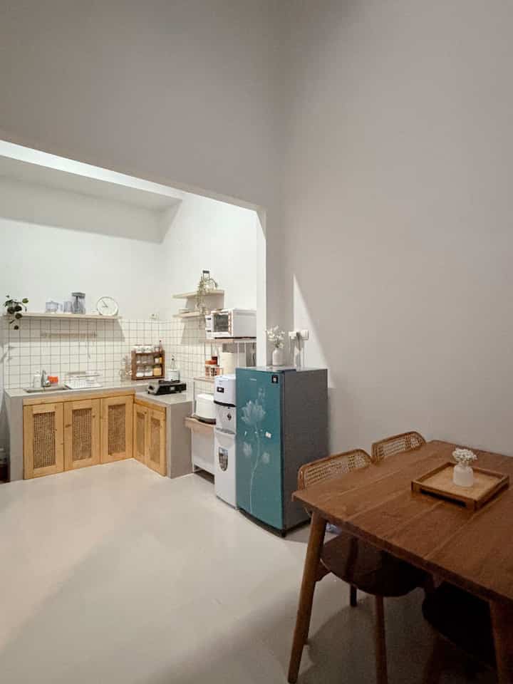 Definisi rumah segaris tapi keliatan luas karna pakai konsep open space 😍 masak jadi ga pengap tanpa exhaust ! Lebih leluasa karna gaada sekat antar ruang 🫶 
Semoga menginspirasi ❤️


#lantaigranit #cattembokinterior #rakbumbudapur #mejamakankayujati #pohonvarigata #vasbunga #rakkayuambalan #wallpaperdinding #dispensersanken #ovenestetik #kabinetinforma #gordenbalckout #RumahOpenSpace #RumahTanpaSekat #NightVibe