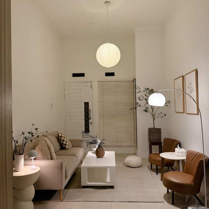 Night vibe living room.
Ruang tamu yang simple dan cozy dengan perpaduan warna2 soft membuat ruangan menjadi hangat.
Pemilihan furniture yang simple dan gak terlalu banyak adalah solusi agar ruangan tampak luas. Yang bikin suasana makin nyaman adalah pemilihan warna lampu yg bisa di ganti 3 wrna

 #sofaminimalis
#KitchenSet
#kitchensetminimalis
#PlavonPVC
#warnacatrumah
#WallpaperDinding
#WallpaperEstetik
#Cat
 #RuanganTerbatas
#LivingRoomMungil
#nightvibe
