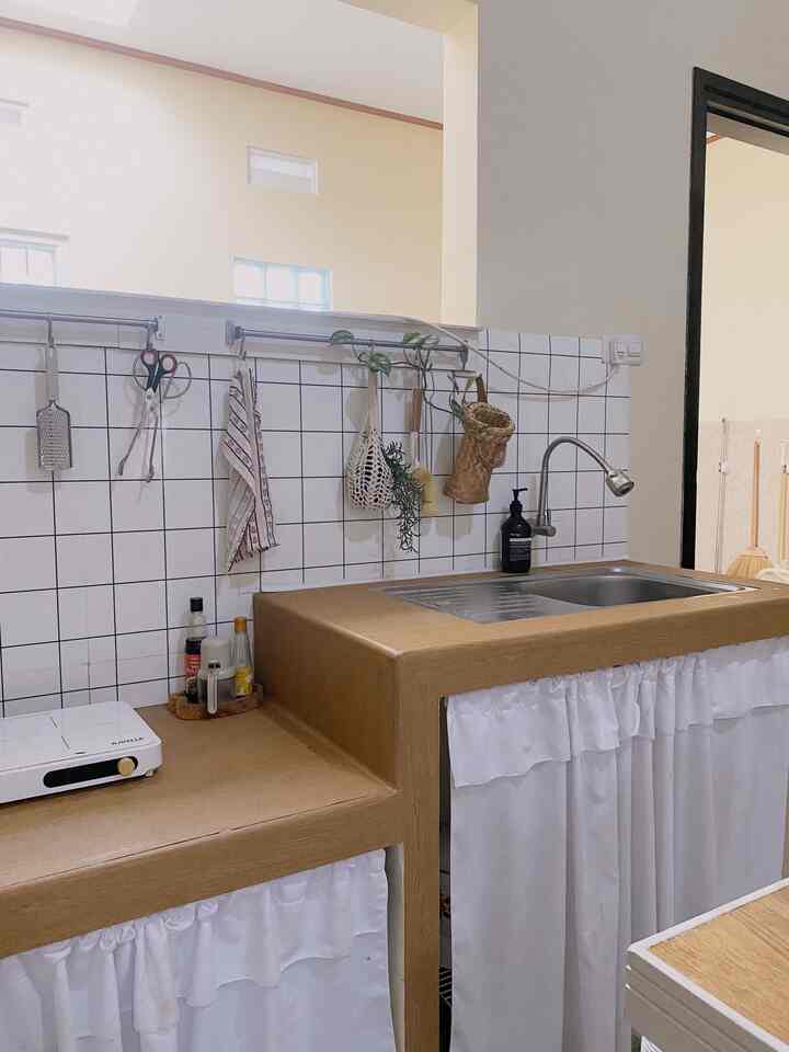 Area cuci piring didapur, nampak rapi dengan gantungan affordable dari ikea dan sedikit dekorasi tanaman, membuat spot ini terkesan rapi dan segar!
#inspirasidapur
#sinkarea
#storageikea
#dapurminimalis
#kitcheninspo
#tanamanartificial