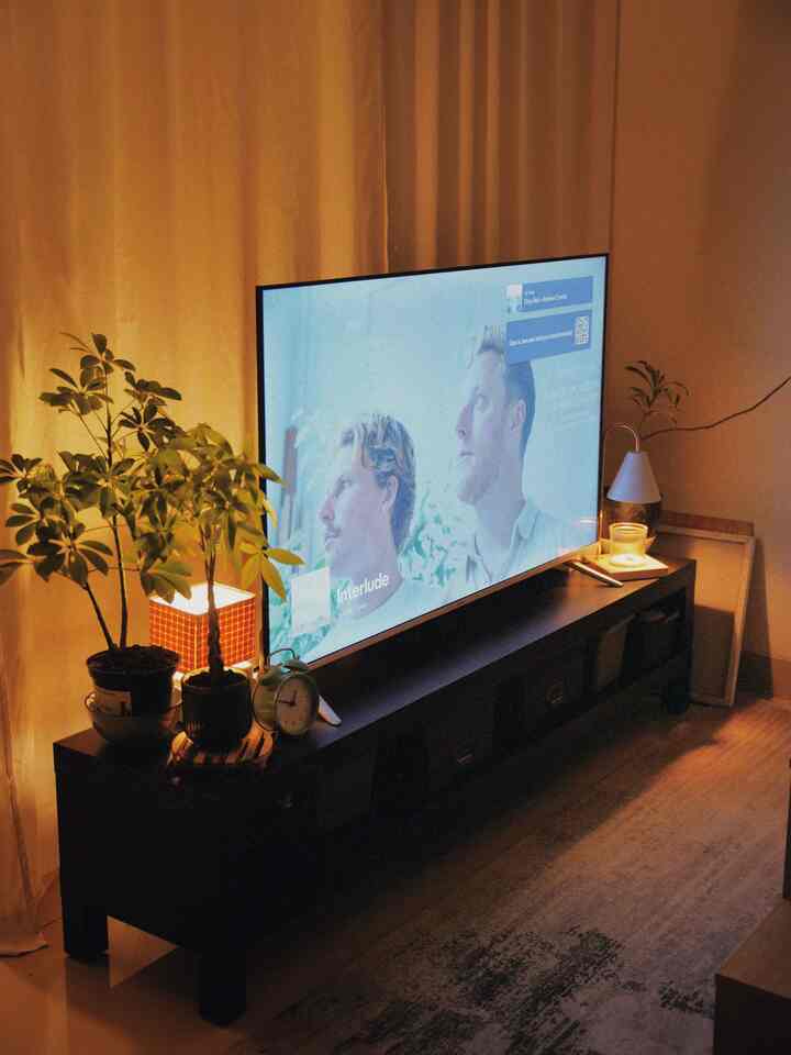 Night Vibe at Living Room.

Kalau malam hari, kami jarang nyalain lampu utama di ruangan ini, kami lebih suka nyalain lampu ambience agar rumah keliatan lebih warm dan santai. Kami jg banyak menggunakan lilin aromatherapy di malam hari.

#RumahOpenSpace #RumahTanpaSekat
#NightVibe #SofaMinimalis #Cat #Lampu #LampuAmbience #Warm #NightSituation
