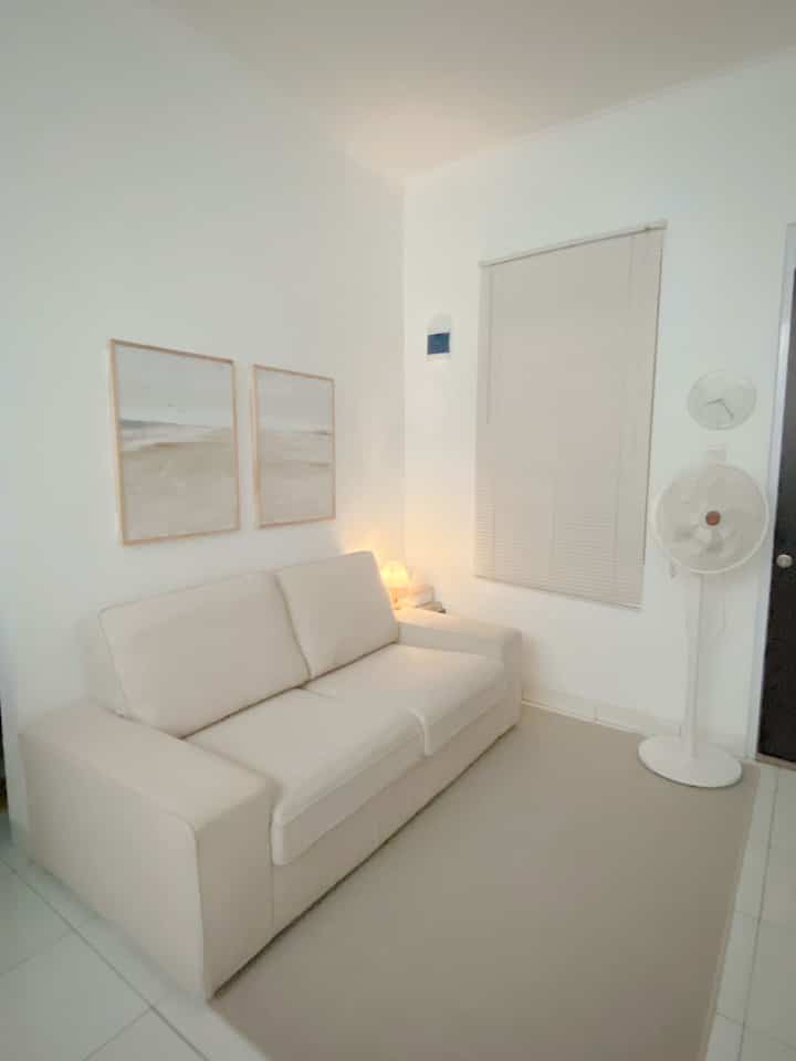 Night vibes di living room✨
ruangan mungil ini berukuran 2.8m x 2.8m, cukup minimalis bukan? 

Supaya terlihat luas digunakan cat putih, furniture yang senada dan lighting dari lampu ala korea..

Semoga menginspirasi yaa ✨
#ruanganterbatas #livingroommungil #nightvibe #livingroom #kivik #casadecor #karpetnms #whitenwood #ikearoom #ikea #livingroomikea #nightvibes 