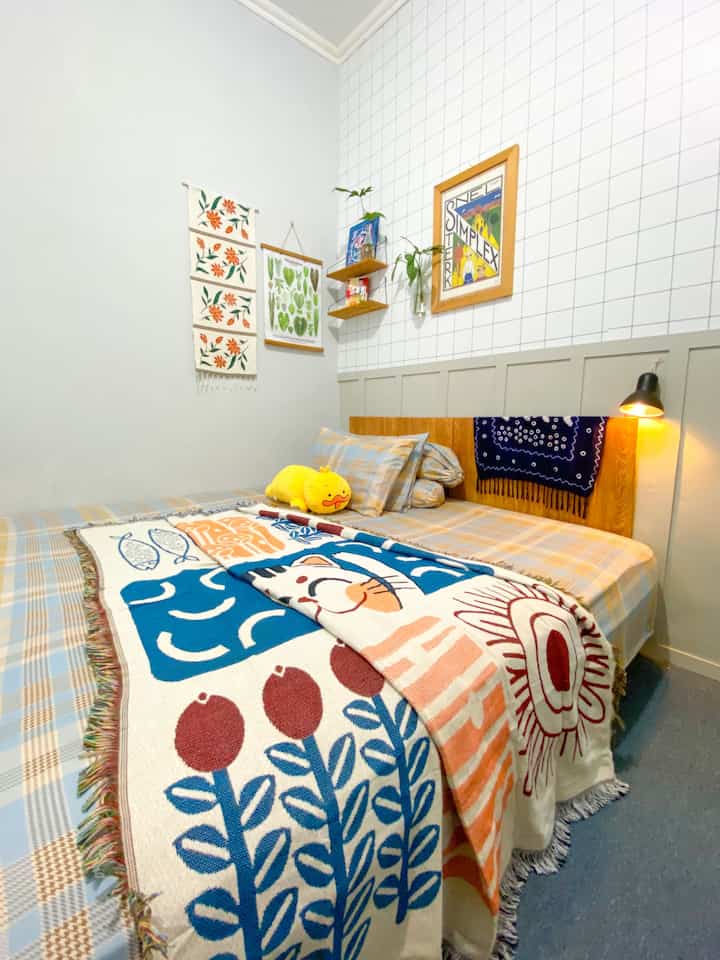 Selimut selimut favoritku! Paling ngga bisa tahan untuk ngga nge dekor ruangan tanpa selimut sofa bermotif lucu ini, kayak kudu banget koleksi semuanya 🤭
Ini beberapa foto ruangan dengan penataan selimut berbeda beda, sepertinya akan tetap menggunakan style ini dan koleksi berbagai macam motif lainnya, hihi.
#selimutsofa #inspirasidekor #selimutmotif #sofakain #kasurukuranbesar #ruangtamu #dekorasirumah #dekorasiruangtamu 