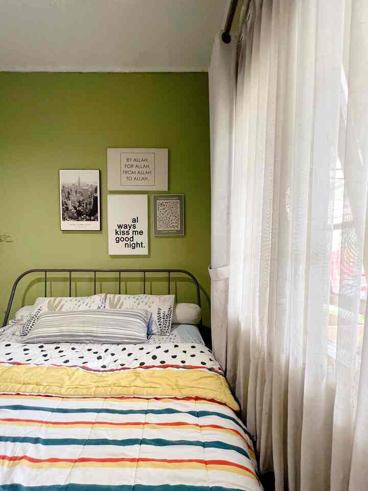 Punya kamar tidur yg belum di renovasi 👋🏼 tenang aja masih bisa nyaman kok ☺️.

Aq pilih mengubah tampilannya dengan memberikan warna pada tembok. Lumayan hemat banget nih ! Kamar ini juga cukup kecil, jadi furniture cukup kasur 180x200 dan lemari pakaian.

#kamartidur #karper #walldecor #catdinding #storage #tempattisu #kamarku #inspirasikamattidur #kamarminimalis #bedroomidea #karpetkamar
