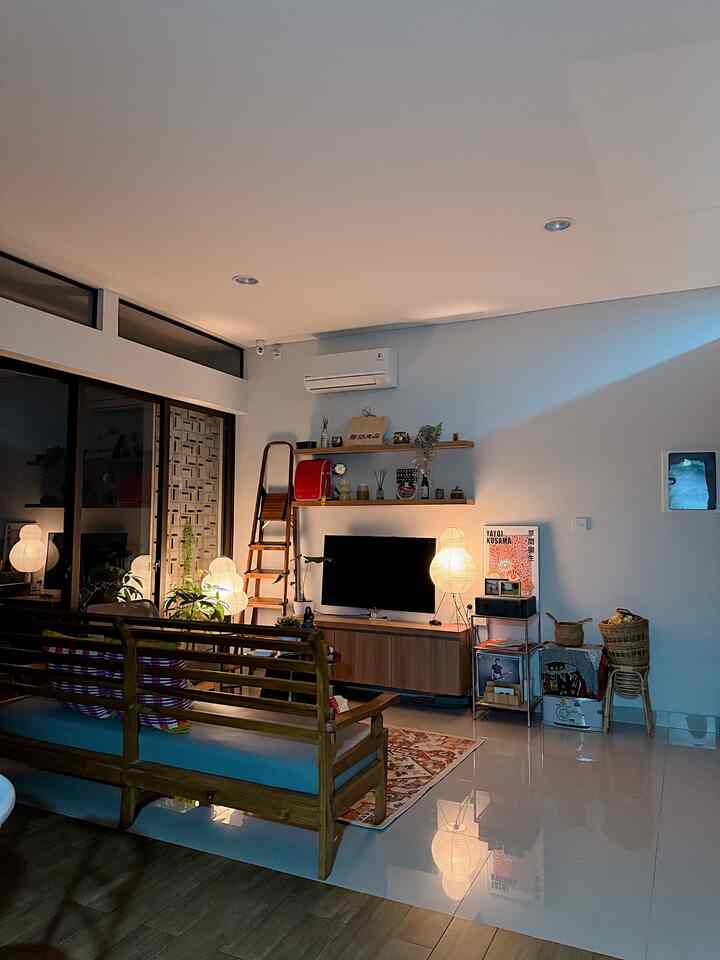 Suasana living room saat malam hari dengan lampu-lampu kecil yang warnanya dapat disesuaikan berdasarkan mood 🏮🌙
#lampugelembung #lampumeja #lampuruangtamu #Jamdinding #kursimalas #rumahopenspace #rumahtanpasekat #nightvibe