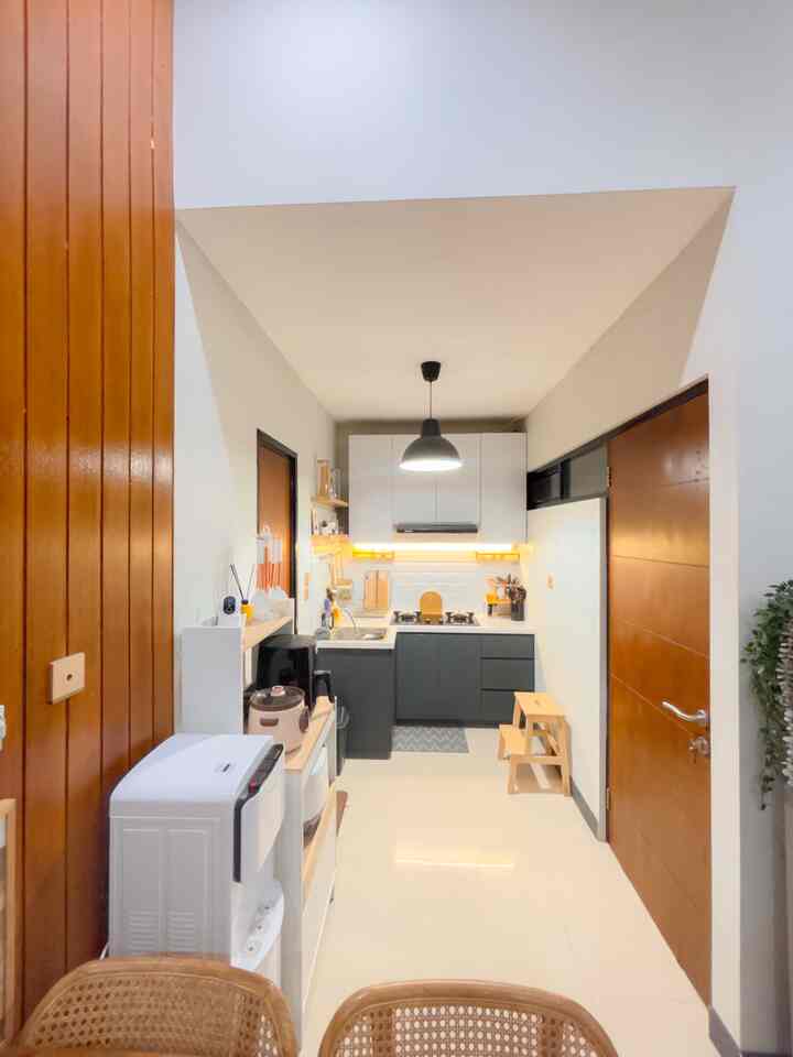 Night vibes 🌙

Suasana dapur saat malam hari, dapur mungil berukuran kurang dari 2 meter ini menjadi jantung dari rumah kami karena semua aktivitas memasak dilakukan disini.

#LampuGantung #DisepenserMinimalis #TanggaDapur #KitchenSetMinimalis #DapurMungil #InspirasiDapur