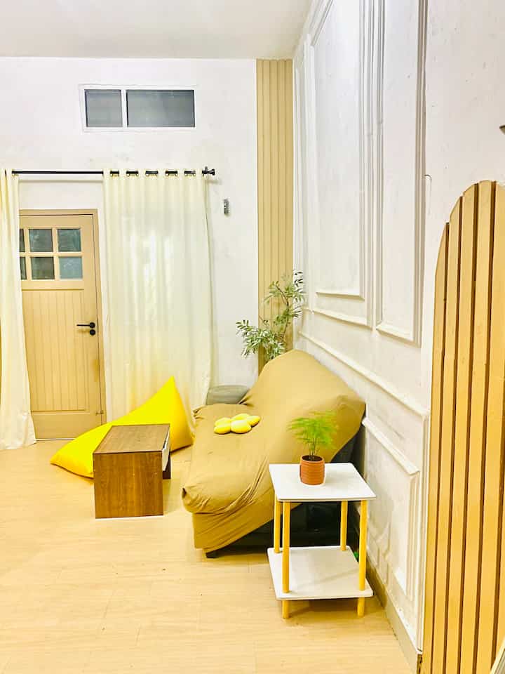 Suasana livingroom di malam hari , semua warna nya di buat senada


#livingroom #ruangtamu #catdinding #beanbag #wallbaten #wallmoulding #rumahminimalis