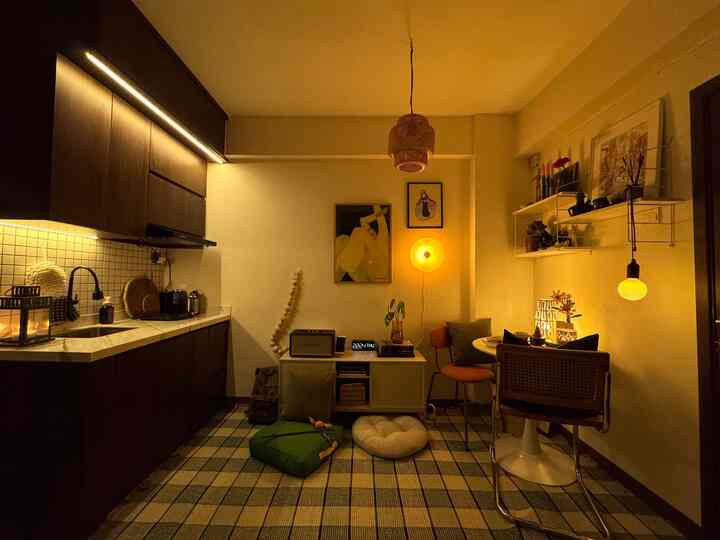 Suasana malam di livingroom yang langsung menghadap ke kitchenset, pemilihan furniture yg multifungsi seperti meja bulat bisa dijadikan pilihan untuk ruangan terbatas. Kadang menjadi meja makan, atau meja kerja. 

#hpltaco
#kitchenset
#mejakabinet
#backsplashkitchen
#mejabulat
#lampugantung
#RumahOpenSpace
#RumahTanpaSekat
#NightVibe
#selasarapt