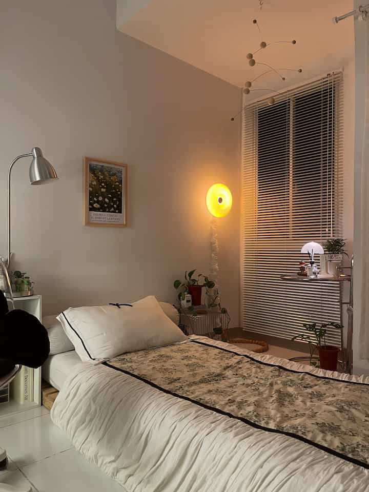 Simple, mungil, dan super cozy ! Di ruangan ini semua kegiatan kerja, istirahat, me-time, dan lainnya bisa dikakukan dengan cukup nyaman 🫶🏻💚

#RuanganTerbatas
#BedroomMungil
#NightVibe
#BedroomMinimalist #KamarMinimalist