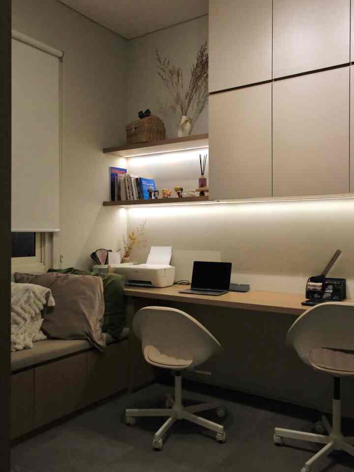 Night vibes at home office
Cukup untuk 2 orang
Jadi ruang fav saat ini mengahabiskan banyak waktu untuk bekerja tentunya.

#HomeOffice 
#MinimalaisHomeOffice #LantaiVynil #HPL #Multiplek #IdeRuangKerja #InspirasiRuangKerja 