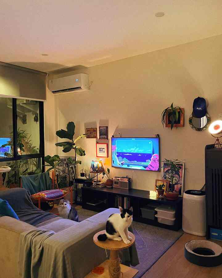 Ruang tamu kami terbilang kecil tergolong kecil dari segi ukuran, kurang dari 20 meter persegi kalau ditotal. Dan karena budget terbatas, ngedekornya pun harus pintar-pintaran sendiri tanpa menggunakan interior designer 😂
Alhasil, ini beberapa effort kami supaya ruang tami mungil ini terlihat lebih lega dan ngga sumpek:
✨ Penggunaan furniture lepasan yang cenderung "ceper", mengingat ceiling kami juga ngga begitu tinggi, supaya ada negative space yang cukup untuk mengimbangi perabotan.
✨ Langit-langit juga dibiarkan tanpa banyak ornamen, menggunakan down light agar tetap terlihat clean dan ngga cluttered
✨Perabotan multifungsi, dari cat tree yang merangkap side table, hingga frame art print yang merangkap jadi tempat untuk pajangan-pajangan kecil 

Semoga berguna ya buat kamu yang juga lagi ngedekor ruang tamu mungil! #ModernMidcentury #DekorasiDinding #Artprint #RuanganTerbatas #LivingRoomMungil #NightVibe
