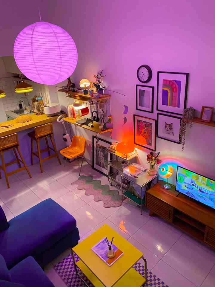 Menggabungkan area living room dengan dinning room ternyata jadi cara jitu memaksimalkan setiap sudut pada area open space

Awalnya ada dinding pembatas antara living room dengan dinning room yang akhirnya kami bobok untuk menciptakan kesan yang lebih luas. Area living room juga didukung dengan high ceiling sehingga memberi kesan lega

Nah, untuk semakin memberi kesan open space yang kuat dan hangat pada malam hari, kami menempatkan sejumlah mood lamp, mulai dari yang digantung, ditaruh di meja, desk set up, maupun rak ✨

#lampuestetik #moodlamp #mejaminimalis #kursiminimalis #karpetestetik #RumahOpenSpace #RumahTanpaSekat #NightVibe