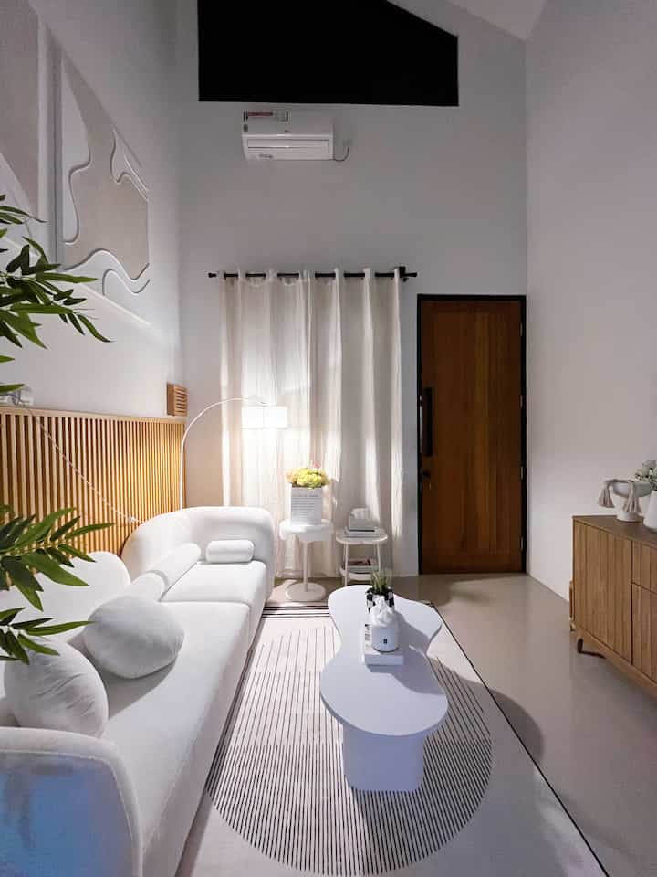 Livingroom at Night

Ini dia kondisi ruang tamu saat malam hari dengan konsep open space yang nyatu dengan ruang lainnya…

#SofaMinimalis #Karpet #MejaAesthetic #Livingroom #RuangTamu #NightVibe #LivingroomInspiration #RumahOpenSpace #RumahTanpaSekat 