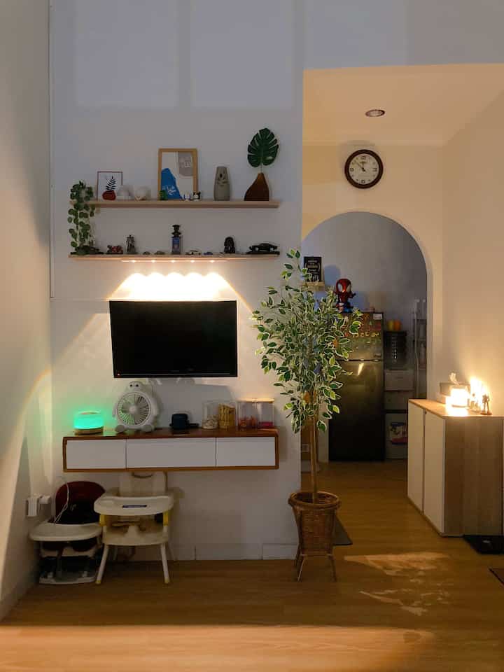 Night vibe area living room 🏡🌙

Ruang tamu sekaligus ruang tv dan ruang keluarga ini kalau malam bikin aduhay. Enak buat nonton sambil santai dan ngemil.

Pencahayaan yg warm memberikan kesan hangat dan nyaman 🌙

#SofaKayuJapandi
#LantaiVinyl
#MejaBulat
#CatDinding
#RuangTamuMungil
#RuanganTerbatas
#LivingRoomMungil
#NightVibe 