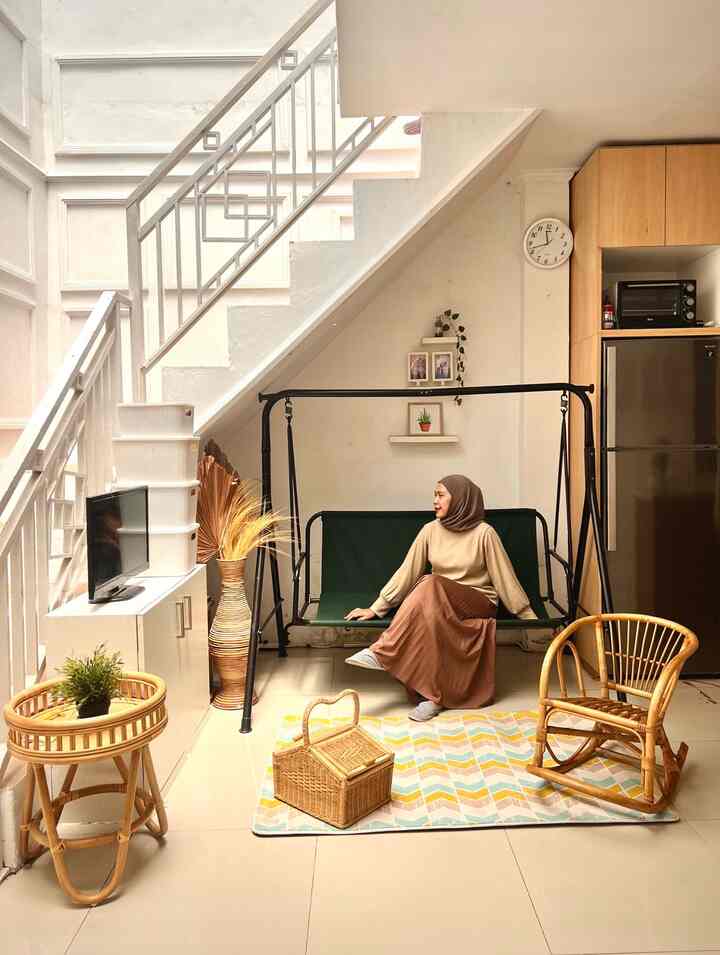 Area ruang bawah tangga ini kami jadikan tempat berkumpul anak-anak untuk menonton dan bermain.
#ruangsantai #ruangkeluarga #openspace #wallmoulding #ruangtanpasekat