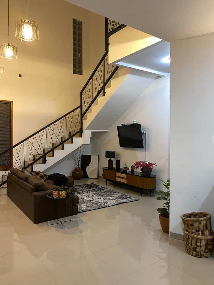 Suasana living room malam hari. Lighting dan warna lampu sangat mempengaruhi vibes ruangan jadi lebih warm dan estetik

#tanamanartificial #potrotan #topleskaca #lampuledneon #RumahOpenSpace #RumahTanpaSekat #NightVibe
