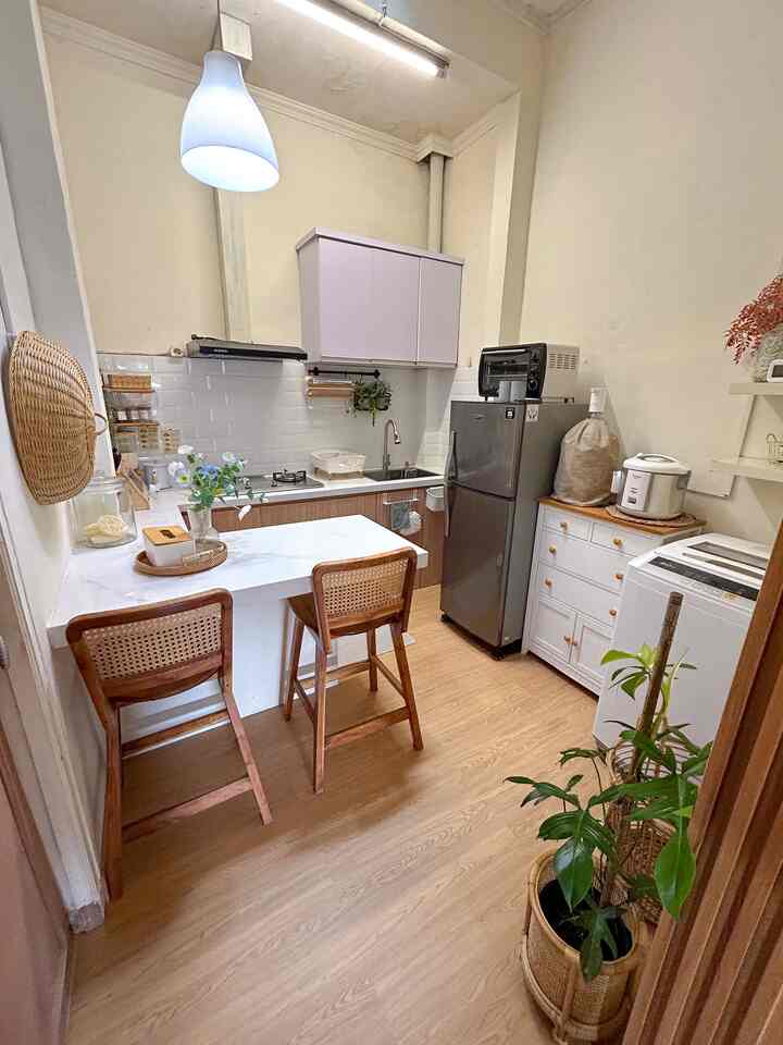 Before and after renovasi dapur ✨

Ada beberapa perubahan di dapur lama ku (slide 2), karena aku ingin dapur dengan tone putih dan sentuhan kayu. 
Jadi, disini aku merubah top table dapur dengan granit warna putih, kabinet kitchen set bagian bawah aku rubah juga menyesuaikan dengan top table yang baru 
Top table dibuat jadi letter U agar lebih fungsional. 
Untuk lantai saya ganti dengan SPC agar vibesnya lebih warm. 

#KitchenSet #Cat #LampuGantung #TudungSajiRotan #KeramikBevel #KursiBarRotan #SpcLantai #MyDreamKitchen #KitchenRenovation #KitchenStyling
