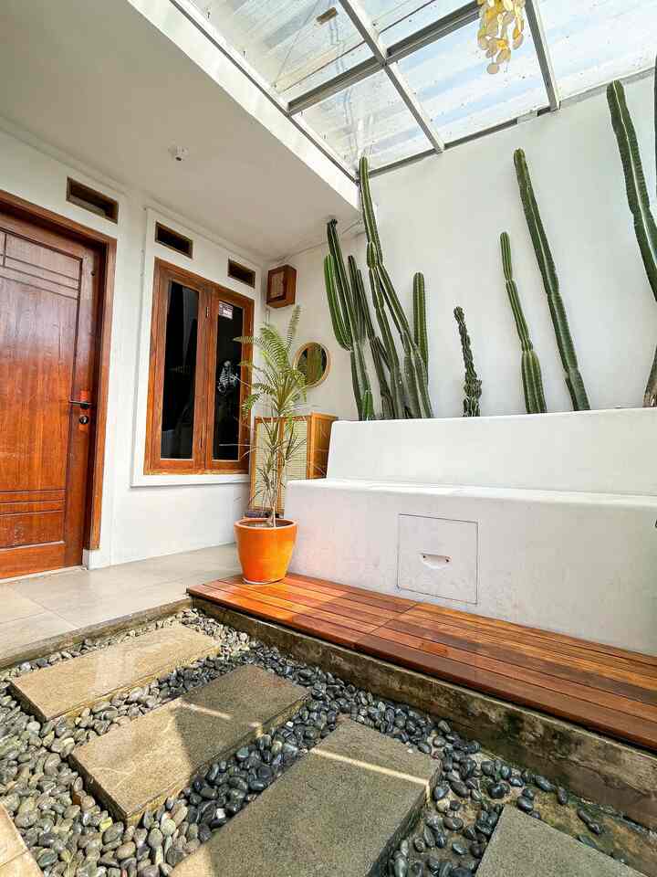 Salah satu tempat nongkrong di rumah yaitu teras.
Teras dengan tanaman kaktus dan dudukan bangku dari beton yang di dalamnya digunakan untuk tempat penyimpanan barang, lagi-lagi tujuannya agar lebih fungsional. 

#Cat #KaktusKoboi #BoxKwh #BatuAlamAndesit #RakSepatu #DeckingTile #TerasMungil