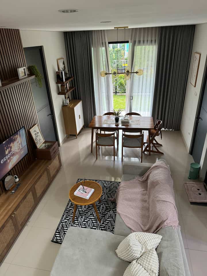 My favo space = living room🤎

Tempat paling enak untuk bersantai, sambil ntn TV, ngopi, atau ngobrol dgn keluarga.

#livingroom 
#ruangkeluarga #openspace #wallpaper #HPL #lantaigranit #mejamakan #minimalis #scandinavian 