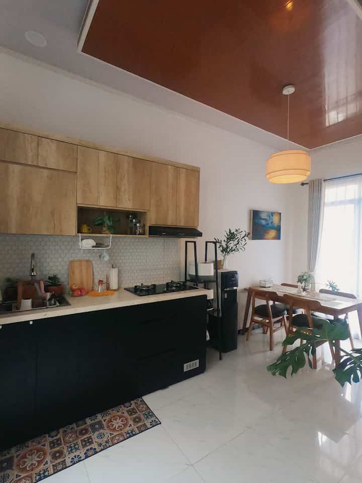 Dream kitchen bertiga rumah, simple cukup manis ✨

Kitchenset yang menyatu dengan dinning ini memang tidak terlalu luas namun cukup untuk keluarga kecil kami.  Demi mendapatkan look seperti ini kami perlu melakukan perubahan sedikit seperti area memasak dari developer yang kami rasa kurang pas akhirnya dilakukan renovasi sedikit dengan custom kitchenset yang kami inginkan. Dan voilaaa cukup manis bukan ? 😃 yang terpenting nyaman digunakan dalam proses menghasilkan masakan untuk keluarga kecil kami 💕

#kitchenset #kitchensetminimalis #PlavonPVC #HPLKitchenSet #Downlight #lantaiSemiGranit #MyDreamKitchen #KitchenRenovation #KitchenStyling 