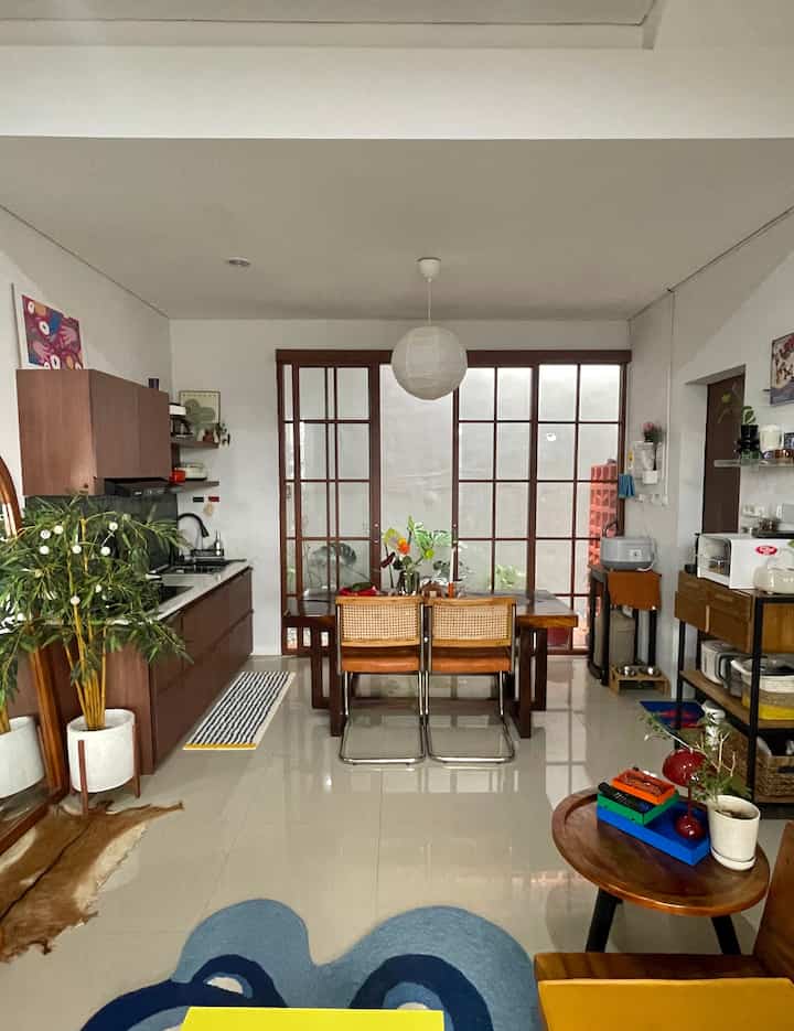 Before After Make over Kitchen Area @first21.haus

Perubahan pertama yg dilakukan terhadap dapur setelah serah terima rumah yaitu:

🪟 Pintu Sliding Kaca Aluminium Motif Serat Kayu.
Banyak yg mengira pintu sliding ke arah taman ini adalah pintu kayu. Kami request ke vendor motif ini, karena ingin area dapur lebih terlihat style japandi nya dengan mix dekorasi bertema midcentury modern. Alhamdulillahnya harga tetap sama dgn aluminium warna putih maupun hitam. Ukuran pintu sliding Tinggi 2,3m x  Lebar 2,6m yg dibagi menjadi 2 pintu mati sebagai rangka dan 2 pintu tengah sebagai pintu gesernya.

🟤 Kitchen Set Hpl (before renovation slide 2&3)
Awalnya dapur bawaan developer terbuat dari beton sebagai pondasi dan granit sebagai Top table. Dengan pertimbangan ingin rumah lebih minimalis kami pakai jasa interior design merenovasi dengan kitchen set warna hpl walnut & backsplash tile hijau motif untuk menyamakan konsep rumah. Ukuran panjang kitchen 2meter, sink 60cm dan kompor tanam 70cm.

Menurut kami kombinasi 2 renovasi isi sudah sesuai dengan keinginan kami dari segi warna, design dan tentunya fungsi yg menyesuaikam kebutuhan rumah compact, gimana menurut teman-teman matching gak?  Semoga menginspirasi yah 🫶

#MyDreamKitchen #KitchenRenovation #KitchenStyling #PintuSlidingKaca #AluminiumSeratKayu #HPLkitchenset #HPLCarta #KesetHandukEstetik #ConsoleKayu #RoasterTerracotta #RoasterBata #MakeOverDapur #DapurJapandi #DapurMidcenturyModern