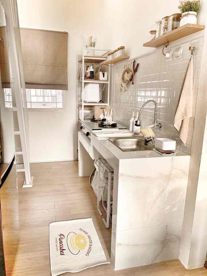 Dapur bawaan developer ini tidak banyak yang kami ubah atau ganti, kami hanya ganti lantai dengan granite dan back splash dengan keramik berwarna putih agar tetap serasi dengan ruangan lainnya.

#lantaigranite #keset #keramikbevelbata #storagebawahwastafel  #storage #mydreamkitchen #kitchenrenovation #kitchenstyling #kitchen