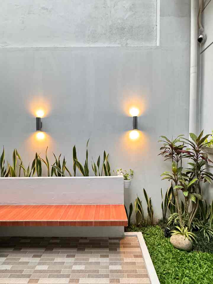 Tampilan taman belakang rumahku 🌱✨
Taman ini aku design sendiri yang konsepnya minimalis, ada bangku taman buat duduk-duduk santai kalau sore atau malam hari. 

Aku pasang lampu dinding dan lampu sorot juga jadi bisa nyala di malam hari. Tanamannya juga yang minim perawatan, dari mulai rumput gajah mini, hanjuang merah, lidah mertua, dll..

#livinshome #tamanminimalis #tamanrumah #rumahminimalis #tamanbelakangrumah 
