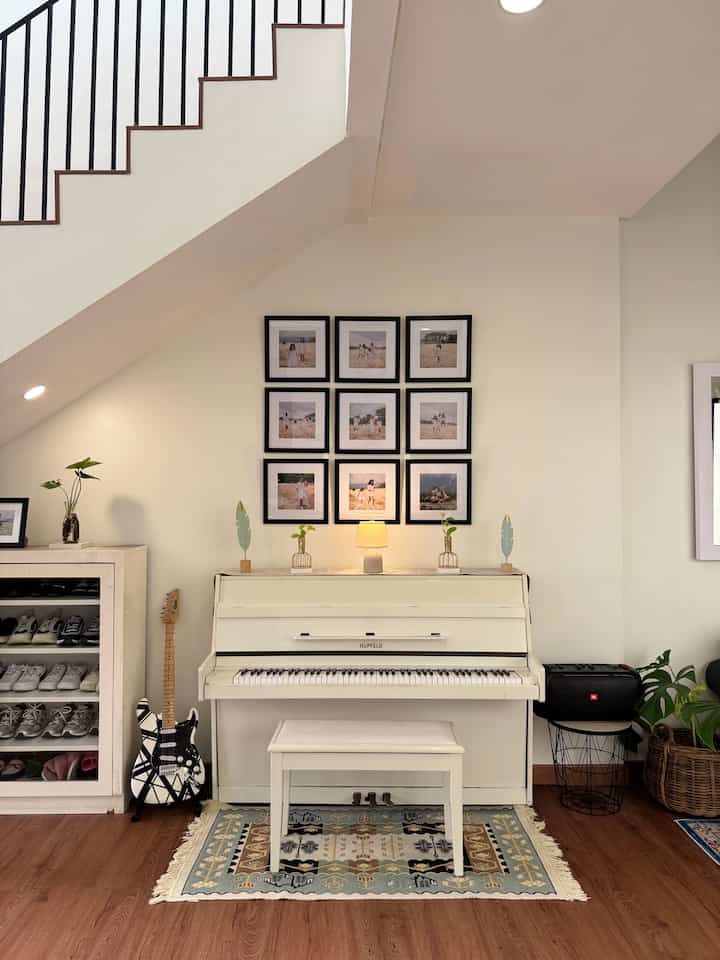 Maximizing the area under the stairs which functions as a place to sing and play music with the family ✨❤️ #piano #bawahtangga #underthestairs #livingroom