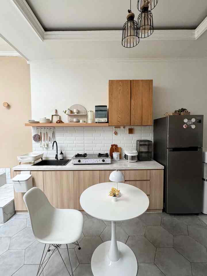 Make Over Kitchen jadi open space

Sebelumnya dapur ini terdapat dinding disebelah tangga dan dinding disebelah living room. Tapi kita bongkar agar terasa luas. Dinding dekat bodres tangga kita cat dengan warna lain agar tidak monoton atau sebagai pemisah area dapur dan tangga. 

#KitchenSet
#KitchenSetMinimalis 
#WarnaCatRumah
#MyDreamKitchen
#KitchenRenovation
#KitchenStyling
#KitchenMinimalis
#KitchenJapandi
