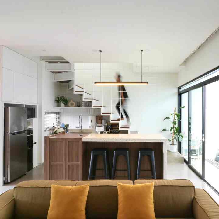 Flashback before after proses pembuatan kitchen kami. Foto ini diambil saat  pembangunan rumah baru selesai dan dalam proses pengisian furnish✨

#Kitchenset #kitchenopenspace #mejaisland #lampugantung #dapurbawahtangga #MyDreamKitchen #KitchenRenovation #KitchenStyling