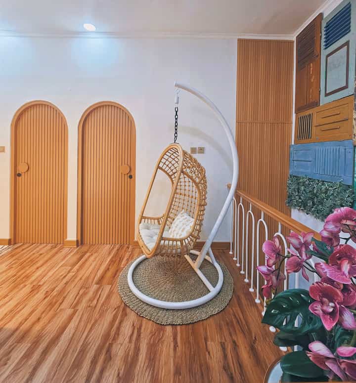 Area “hallway” atau jalan masuk menuju kamar/ruangan di lantai 2 ini temanya lebih ke vintage (perpaduan warna putih, cokelat, & aksen hitam). Area ini sebetulnya gak terlalu luas tapi masih bisa dimanfaatin untuk jadi tempat santai dirumah yang instagramable. 
.
#vinyl #ayunanrotan #wallpanel #lampugantung #pintu #tanamanartificial #tempatsantai #bantalsofa #jamdinding #dekorasidinding #dekorasirumah #rumahantik #rumahkecil #tangga 