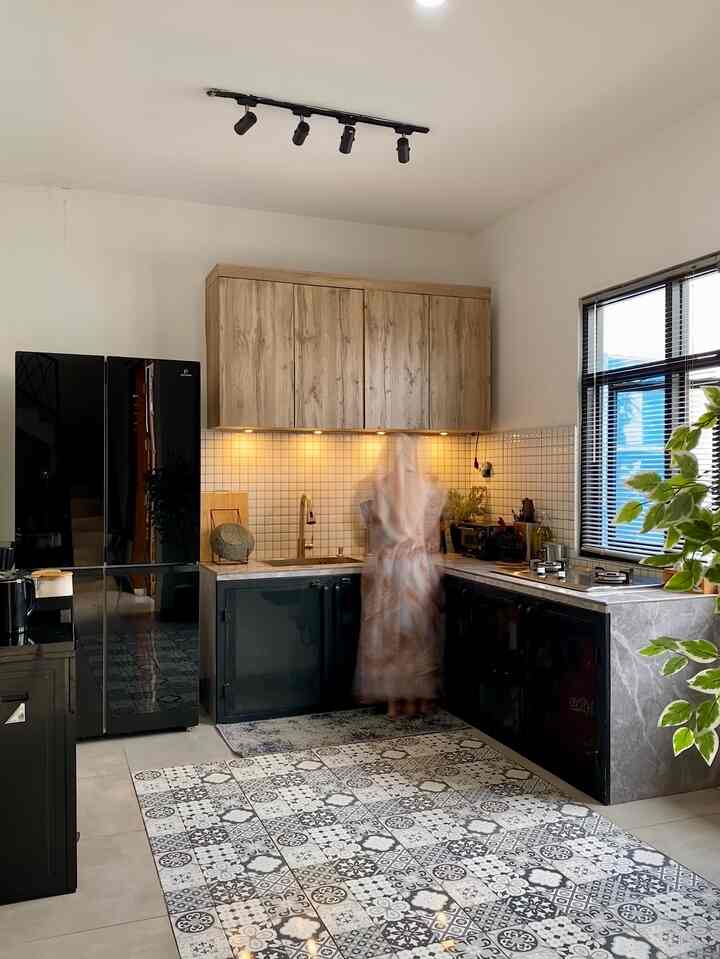 Dapur industrial minimalis 

Dapur ini kami buat dengan dana lowbudget. Kabinet dapur dibuat dari bahan sisa pagar (plat perforated dan besi hollow) bisa jadi estetik dan fungsional.

#kransink #lampuled #dudukancobek #artificialcemara #winterhiasankuda #MyDreamKitchen #KitchenRenovation #KitchenStyling 