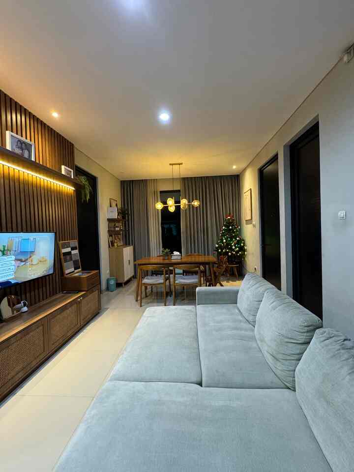 Merry christmas everyone🎄🤎

Biar semakin terasa christmas nya, maka aku letakkan pohon natal di sudut rumah. Supaya vibesnya semakin terasa.

#openspace
#nightvibes
#christmas
#livingroom 
#aesthetic
#scandinavian
#bandung #cimahi
#rumahdeveloper 
#rumahcluster
#rumahminimalis
#minimalis
#woodgrain
#HPL
#LantaiGranit
#sofakain 