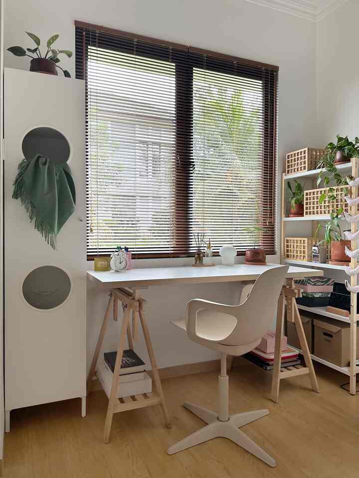 Ackward corner di kamar utama kali ini udah terisi dengan laundry cabinet. Happy banget bisa nemu laundry cabinet yang ukurannya sangat pas buat sudut ini. Posisinya persis didepan pintu kamar mandi utama, jadi udah ga ada lagi tuh baju kotor taro dilantai kamar mandi, karena selama ini laundry basket adanya diluar kamar. Dari dulu nyari laundry basket yang ukurannya singset supaya bisa masuk ke dalam kamar mandi kami yang mungil tapi ga nemu2 yang cocok. Akhirnya hati ini berlabuh di IKEA NYSJÖN. Selama ini ga pernah tau ada Laundry Cabinet seperti ini, wow banget sih pas liat dan ukur sizenya kok pas banget 🤩🤩. 

Gimana menurut kalian, oke ga nih sekarang disudut depan kamar mandi itu ada laundry cabinet ini? 

#ikea
#laundrycabinet
#laundryinspo 
#workspace
#aesthetic
#homedecor
#homestyle