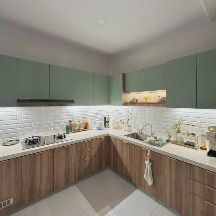 struggling with an old kitchen with short upper kitchen cabinets — always hurts my back every time I wash dishes 🙌🏻

a journey of renovating an old kitchen into a dream kitchen; it is very important that the size of the countertop & cabinets match the height of the person who will often use it to make it easier to do activities in the kitchen comfortably 🫶🏻

slide 2&3 before renovating & the renovating process of uniting 2 rooms to make the kitchen more spacious 🙌🏻

#KitchenSet #KitchenCabinet #Countertop #MyDreamKitchen #KitchenRenovation #KitchenStyling