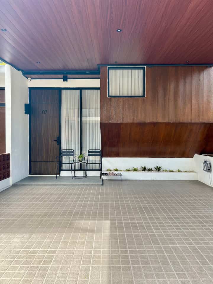 Terrace Inspo ✨

Karena living room di #BruwnHouse yang tidak terlalu besar, kami putuskan untuk membuat spot duduk di teras ini. Dan bener aja, tamu atau kerabat yang berkunjung lebih suka menghabiskan waktu disini karena sejuk.

Temen2 yang bingung pilih jenis kursi untuk dipakai di teras, kursi besi bisa jadi pilihan karena material yang kokoh, tahan terhadap berbagai cuaca dan tentunya looksnya tetap aesthetic ✨

#TerasRumah
#Teras
#KeramikTeras
#Keramik
#Cat
#CatDinding
#CatEksterior
#Kursi
#KursiBesi
#KursiTeras