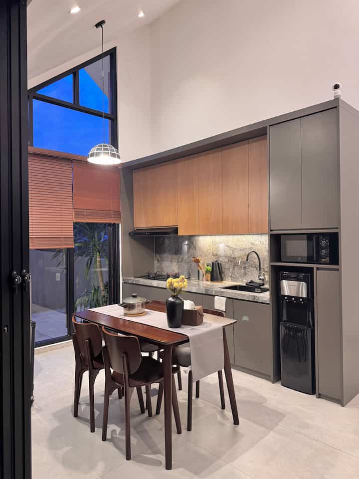 Renovasi dapur impian dimulai dari inspirasi yang mendalam! Setiap sudut dan detail mencerminkan gaya hidup dan kepribadian kami. Perubahan terbesar yang aku lakukan setelah beberapa bulan dengan dapur lamaku adalah menambah kitchen set dan mengubah tata letak dapur, menciptakan ruang lebih luas dan fungsional. Bangga banget dengan area memasak yang kini terasa lebih nyaman dan modern. 

Ternyata, perubahan kecil seperti penambahan pencahayaan yang baik bisa bikin perbedaan besar! 💡 Material motif kayu dan countertop granit adalah kombinasi wajib yang membawa kehangatan dan elegan ke dapur. 

Jangan lupa, sentuhan dekorasi seperti tanaman didalam vas bikin dapur terasa lebih hidup dan menyenangkan. 🌿✨ Setiap elemen di dapur ini bukan hanya tentang fungsi, tapi juga tentang menciptakan suasana yang membuat kita betah berlama-lama di sana 😊
——————-
#KitchenSet
#KitchenSetMinimalis
#WarnaCatRumah 
#TopTableGranit 
#blacksplashkitchen
#Cat 
#CatDinding
#DiningKitchen
#MyDreamKitchen
#KitchenRenovation
#KitchenStyling