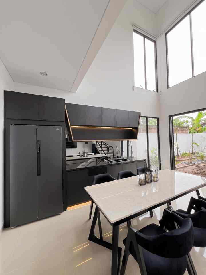Keingan dari awal memiliki dapur dengan desain yang modern dan dominan warna hitam.
Pada awalnya rumah ini hanya menggunakan dapur kotor untuk kegiatan sehari-hari. Di akhir tahun 2024 saya memutuskan untuk menambahkan dapur bersih untuk menambah estetika rumah.

#MyDreamKitchen #KitchenRenovation #KitchenStyling #kulkas #taco #lilin #tempatlilin #komportanam #tanamanartificial