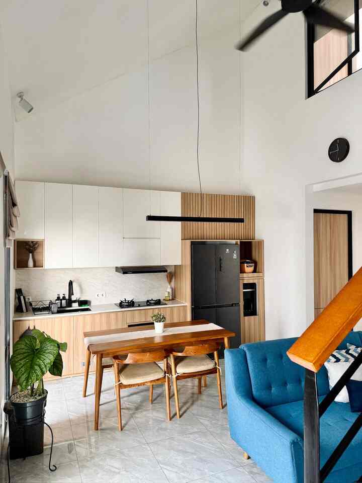 Dream Kitchen ✨

Renovasi dapur di rumah ini tergolong full renov, karena memang secara layout rumah dirubah hampir 90%. Yang tadinya dapur ada di area belakang rumah, setelah renovasi dapur diletakkan di area open space depan rumah. Sayangnya tidak ada foto lama untuk dapur terdahulu 🙏
Slide 2 menunjukkan proses saat perakitan kitchenset.

Saat renovasi, kami memang menginginkan dapur minimalist yg compact. Karena ingin rumah tetap terlihat rapih, akhirnya dapur ini pun diusahakan mampu memuat semua kitchen appliances.

#InspirasiDapurMinimalis #InspirasiDapurJapandi #KitchensetMinimalis #MyDreamKitchen #KitchenRenovation #KitchenStyling