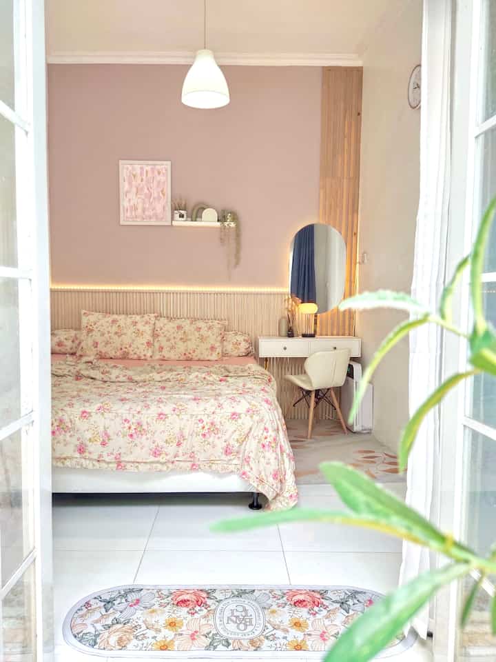 🌸 Kamar Centil, Yay or Nay? 🌸

Di umur yang sudah 34 tahun lebih ini, sempet ragu kepingin bikin kamar yang centil, pink, peach, bunga-bunga, pokoknya yang girly banget deh, tapi aku pengeeeenn banget, tapi takut norak 🤣

Ini yang aku terapin bikin kamar centil tapi gak norak menurut versiku:
1. Cat warna girly cukup di satu sisi tembok aj, selebihnya cat putih, biar gak too much dan jadi norak dan ruangan lebih terasa luas dengan cat putihnya.
2. Pilih cat girly yang cenderung agak soft, bukan gonjreng, kayak soft pink, yellow, purple atau peach atau justru ke dusty pink, dusty peach atau dusty purple, lebih anggunly aja gitu daripada yang gonjreng. Warna pastel is the key. Di kamar ini aku pakai cat warna dusty pink.
3. Kalau mau pakai bed cover bunga, sebaiknya spreinya polos, biar gak rame banget gitu di pandangan mata, dan tetap pilih bunga-bunga yang coraknya manis, bukan yang tabrak warna berlebihan.
4. Minimalisir warna dekorasi, jika bisa diseragamkan aja, atau pakai warna-warna yang masih satu kesatuan dengan warna lainnya. Supaya matching dan gak bikin pusing.

#Bedroom
#MasterBedroom
#BedroomDecoration
#DekorasiKamarTidur
#DekorasiCantik
#KamarCentil
#Wallpanel
#DustyPink
#Cattembok
#GirlyBedroom
#KasurLatex
#Bedcover
#ShabbyChic
#FlowerBedcover
#Nakas
#MejaRias