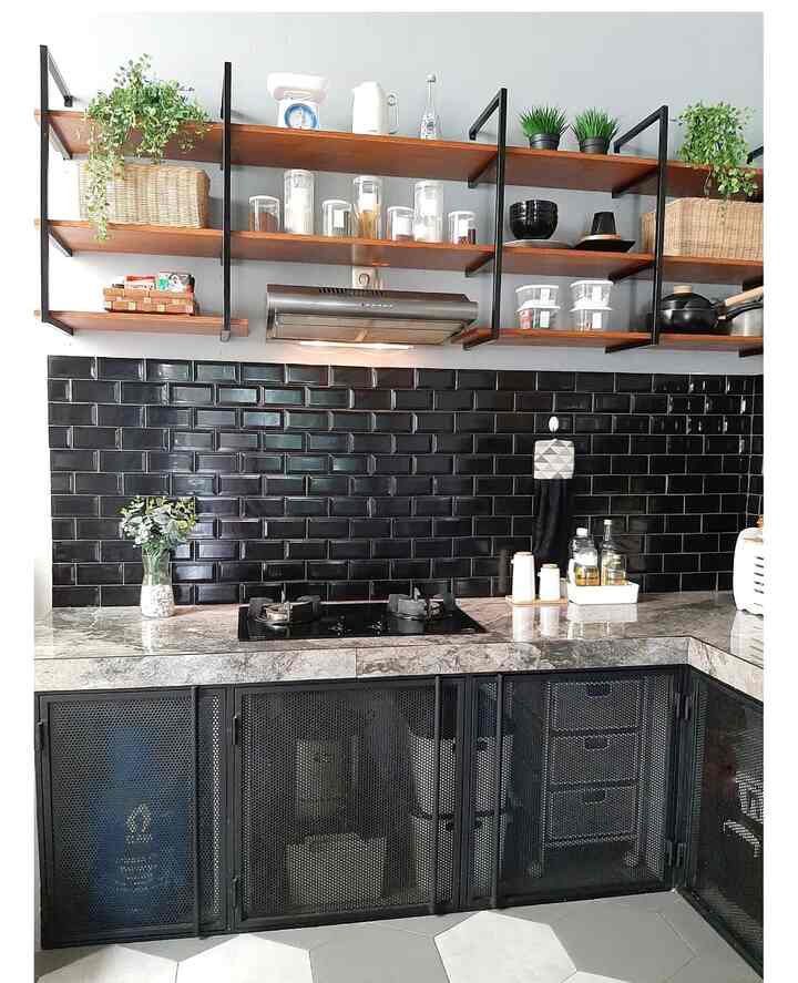 Pernah ngalamin pakai kitchenset dari kayu lapis hpl, tapi menuju 6-7thn pemakaian, terutama dibagian zink mulai kropos lapuk karna kena cipratan air cucian piring, dan saat dibongkar ternyata di beberapa titik bagian dalam ada yg bolong digrogotin tikus sama barang2 yg ada dalam dus, dusnya pada ancur kena rayap, makanya waktu renop langsung aj minta dibuatkan meja dapur dari beton dengan kabinet dari besi biar lebih aman, mudah2n ini pilihan yg tepat 


#KabinetTerbuka #DapurIndustrial #MyDreamKitchen #KitchenRenovation #KitchenStyling