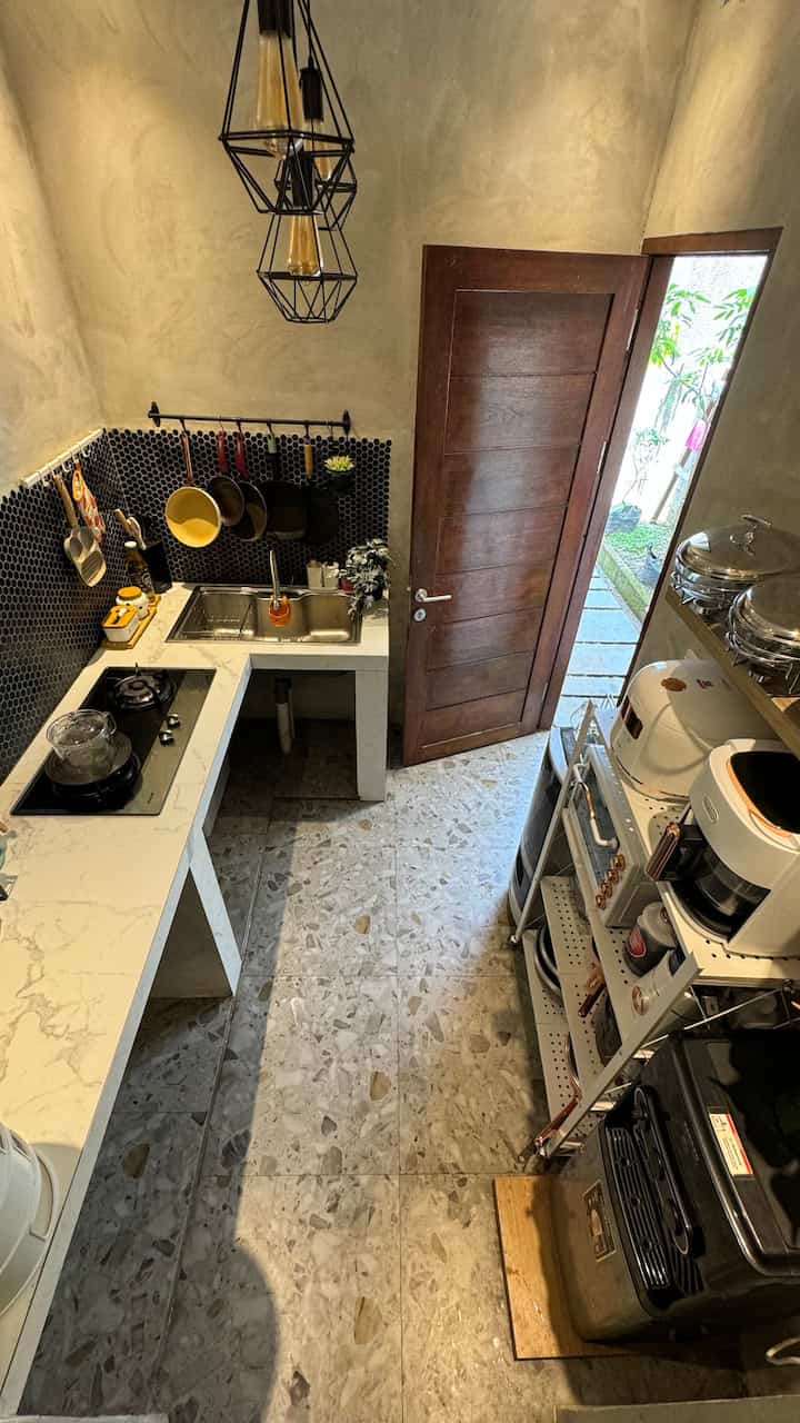 Salah satu impianku adalah ingin punya dapur kotor juga, Alhamdulillah bisa terwujud dengan memanfaatkan bekas gudang yang kami alih fungsikan, alhamdulillah banget hasilnya lebih dari ekspektasi kami 🥹🥰

Dapur ini sangat khas dengan tema rumah kami, dan masih betah dan suka sekali dengan dekorasi dan suasana dapur impianku, alhamdulillah ini udah lebih dari cukup buatku untuk mewujudkan dream kitchen ku 😍🥰😇

#MyDreamKitchen
#KitchenRenovation
#KitchenStyling
#DapurIndustrial
#InspirasiDapurIndustrial
#DapurImpian
#Granitmarmer
#GranitTerracota
#MakeoverDapurImpian