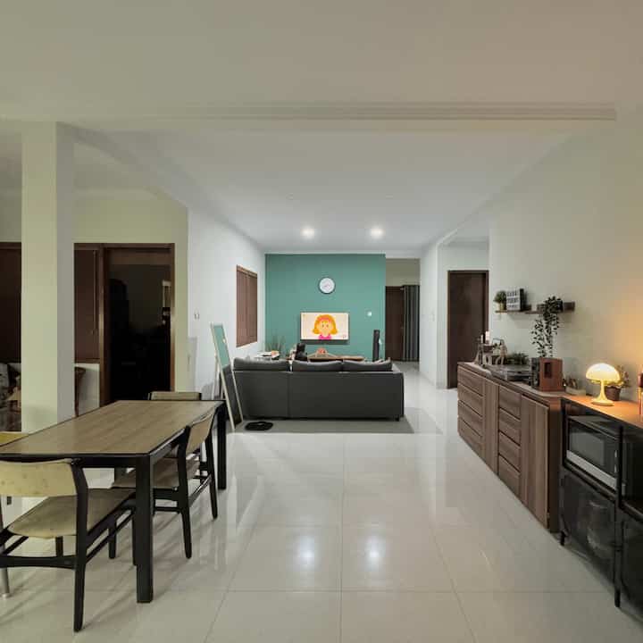 transformasi living room jadul — renovasi on budget cuma ganti plafon & ganti lantai, untuk jendela dengan kacanako jadul kami tutup dengan roller blind, kusen & pintu belum kami ganti, serta furnitur dibeli perlahan sesuai kebutuhan 🙌🏻

#LivingRoom #renovasilivingroom #transformasiruangtengah #granitroman #turntable #lemarikabinet #sofa3seater #homeinspo #LivingRoomInspiration