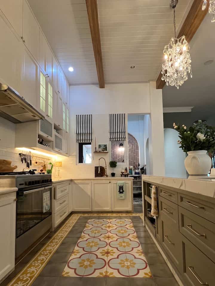 𝘽𝒆𝙛𝒐𝙧𝒆 & 𝑨𝙛𝒕𝙚𝒓 Dapur #rumahlimut
Mengapa #rumahlimut memilih 𝒘𝙝𝒊𝙩𝒆 𝒌𝙞𝒕𝙘𝒉𝙚𝒏? 
Ini adalah beberapa pertimbangan saya: 

▫️ 𝑻𝙞𝒎𝙚𝒍𝙚𝒔𝙨 𝘼𝒑𝙥𝒆𝙖𝒍: warna putih menurut saya tidak akan bosan dan cocok untuk jangka panjang.
▫️ 𝑩𝙧𝒊𝙜𝒉𝙩 & 𝘼𝒊𝙧𝒚: warna terang memantulkan cahaya, sehingga ruangan terasa cerah & lapang.
▫️ Fleksibilitas: warna putih dapat dengan mudah dipadupadankan dengan warna & dekorasi apa saja.
▫️ 𝙍𝒆𝙨𝒂𝙡𝒆 𝑽𝙖𝒍𝙪𝒆: hampir semua orang “aman” dengan warna putih, sehingga nilai jual sebuah rumah akan terjaga dengan dapur warna ini.
▫️ Tampilan bersih: merupakan kesan yang ingin ditampilkan di setiap dapur idaman.
▫️ Mudah merubah suasana: dengan hanya menambahkan aksesoris atau perangkat dapur dapat dengan mudah merubah suasana tanpa harus melakukan renovasi.

Dapur #rumahlimut ini sdh mengalami dua kali renovasi. 
Tahun 2016, dari dapur lama kami rubah lantai, 𝒌𝙞𝒕𝙘𝒉𝙚𝒏 𝒔𝙚𝒕 dan 𝙨𝒊𝙣𝒌, dan masih menggunakan konsep dapur tertutup.
Tahun 2021, renovasi dengan menambah ketinggian plafon lalu menambah lemari penyimpanan 𝙠𝒊𝙩𝒄𝙝𝒆𝙣 𝙨𝒆𝙩 𝙛𝒖𝙡𝒍 sampai ke plafon, menambah 𝙖𝒓𝙚𝒂 𝒑𝙖𝒏𝙩𝒓𝙮, menambah 𝒂𝙧𝒆𝙖 𝙗𝒂𝙠𝒊𝙣𝒈, membuka dinding dan menambah meja 𝙞𝒔𝙡𝒂𝙣𝒅. 

Perubahan terbesar terletak pada bukaan dinding dari ruang makan/tv ke dapur merubah konsep dapur tertutup menjadi open plan.

Fitur meja island merupakan keputusan terbaik dan merubah suasana dan aktivitas sehari-hari seperti memasak, makan dan menonton tv bisa langsung dilakukan bersamaan. 

Perubahan kecil pada plafon PVC kami yaitu dengan menambahkan 𝙬𝒐𝙤𝒅 𝒃𝙚𝒂𝙢𝒔 langsung membuat tekstur dan warna kontras pada tema 𝒘𝙝𝒊𝙩𝒆 𝒌𝙞𝒕𝙘𝒉𝙚𝒏 secara keseluruhan.
Tekstur & warna kayu menambah karakter & membuat suasana lebih hangat.
𝑩𝙚𝒂𝙢𝒔 ini juga secara visual menambah tinggi plafon dan menjadi pemisah open konsep ruangan tanpa sekat. 

#KitchenSet #KitchenSetMinimalis
#PlavonPVC
#WarnaCatRumah
#WallpaperDinding
#WallpaperEstetik
#Cat #MyDreamKitchen 
#KitchenRenovation
#KitchenStyling
#quartzcountertop
#lantaitegel
#subwaytileblacksplash
#woodbeams
#kabinetcatducco
#beforeafterdapur
#kitchenisland 
#OpenPlanHouse 
#inspirasidapuropenplan
#kitchenhood
#potfiller 