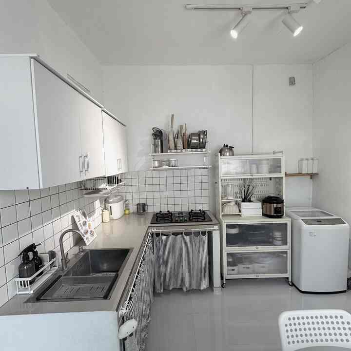Memaksimalkan dapur size mungil untuk banyak fungsi sekaligus, caranya dengan memilih perabotan dengan memastikan size secara tepat sebelum membeli 🛒🪄
#kitchensetminimalis #kitchenlowbudget #rakminimalis #lampugantung #mejamakan #kursimakan #kitchenminimalis #MyDreamKitchen #KitchenRenovation #KitchenStyling