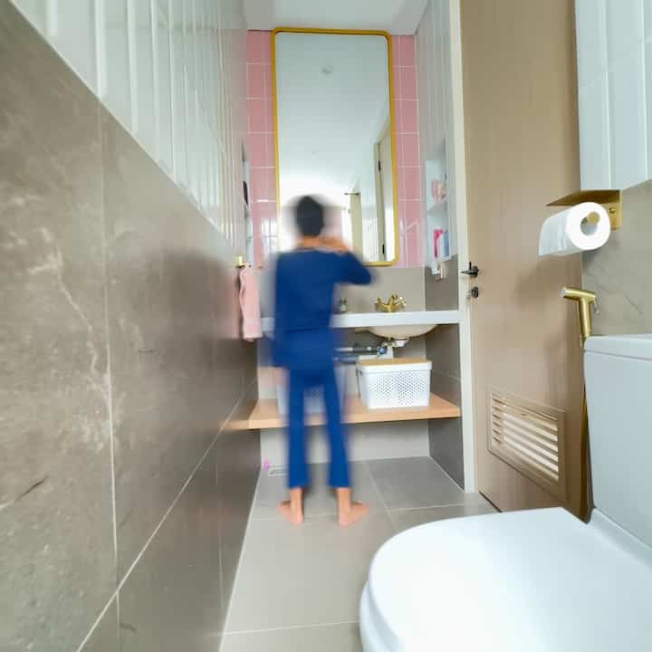 Salah satu wishlist kita yg terwujud saat merenovasi kamar mandi ini adalah dengan memasang double wastafel. Tujuannya adalah supaya anak-anak tidak berebutan saat sikat gigi mengingat kamar mandi hanya 1 diatas.

Sempat pesimis apakah ada double wastafel untuk kamar mandi lebar 1 meter. Ternyata ada di Ikea dengan seri Odensvik. Kemudian dipadu-padankan dengan warna gold satin, membuat tampilan semakin elegant dan minimalis.

#RenovasiKamarMandi
#MinimalistBathroom
#MyDreamBathroom
#BathroomRenovation
#BathroomStyling
