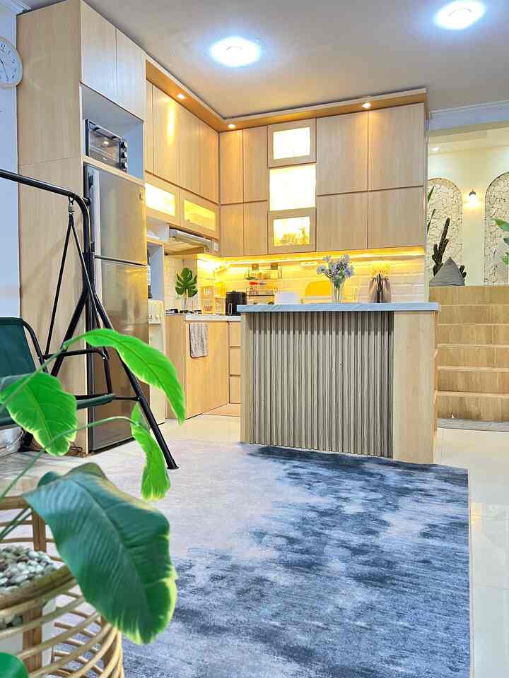 Sebelum renovasi dapur ini lebih dominan putih minimalis untuk kitchen setnya dan after renovasi saya merubah total menjadi japandi dengan lebih dominan unsur kayu dan warna kayu untuk hplnya. Kitchen setnya sendiri saya rubah total ukurannya menjadi lebih full sampai area plafon dan memperbanyak lighting agar suasana dapur terlihat lebih cantik dan aesthetic.
#kitchenset #kithensetminimalis #kitchensetjapandi #MyDreamKitchen #KithenRenovation #kitchenStyling 